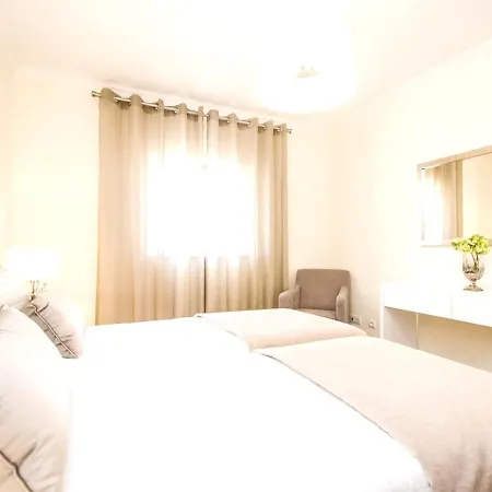 Spacious In With Pool And Terrace Appartement *