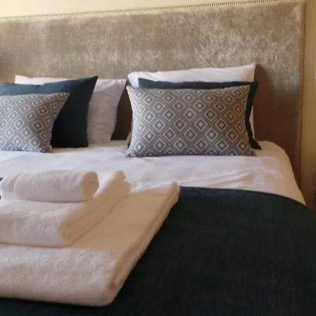 Apartment Spacious In With Pool And Terrace *