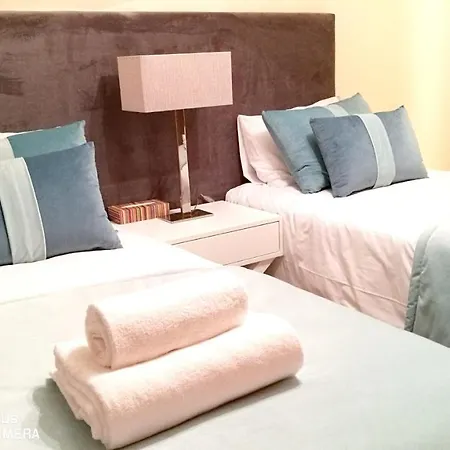 Spacious In With Pool And Terrace דירה